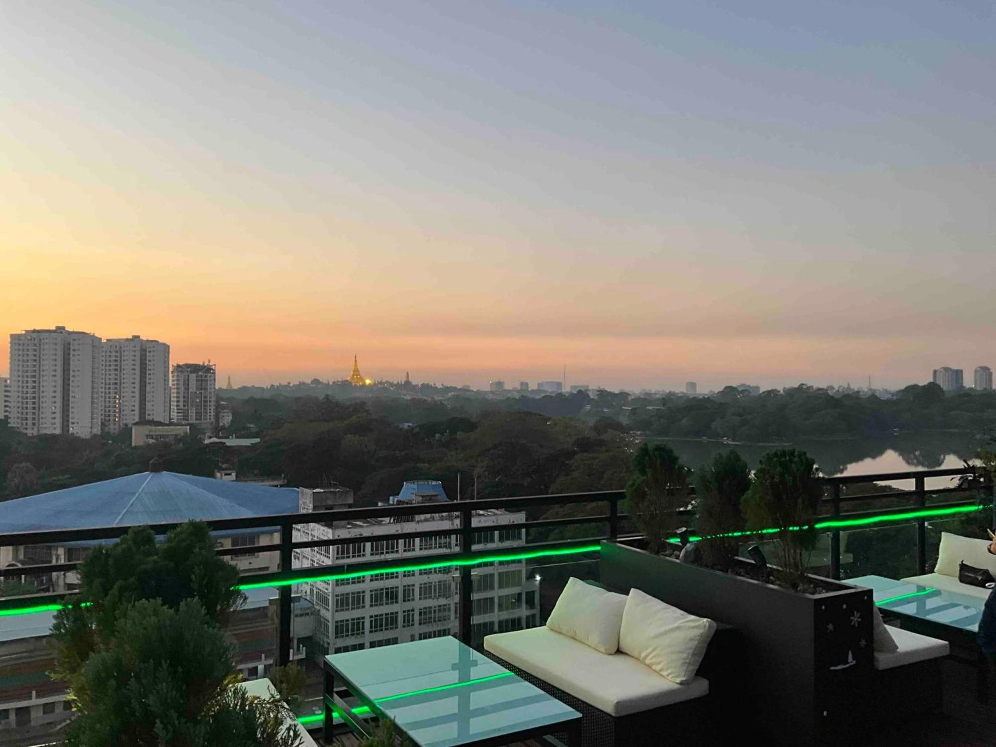 Wyndham Grand Yangon Hotel Екстериор снимка