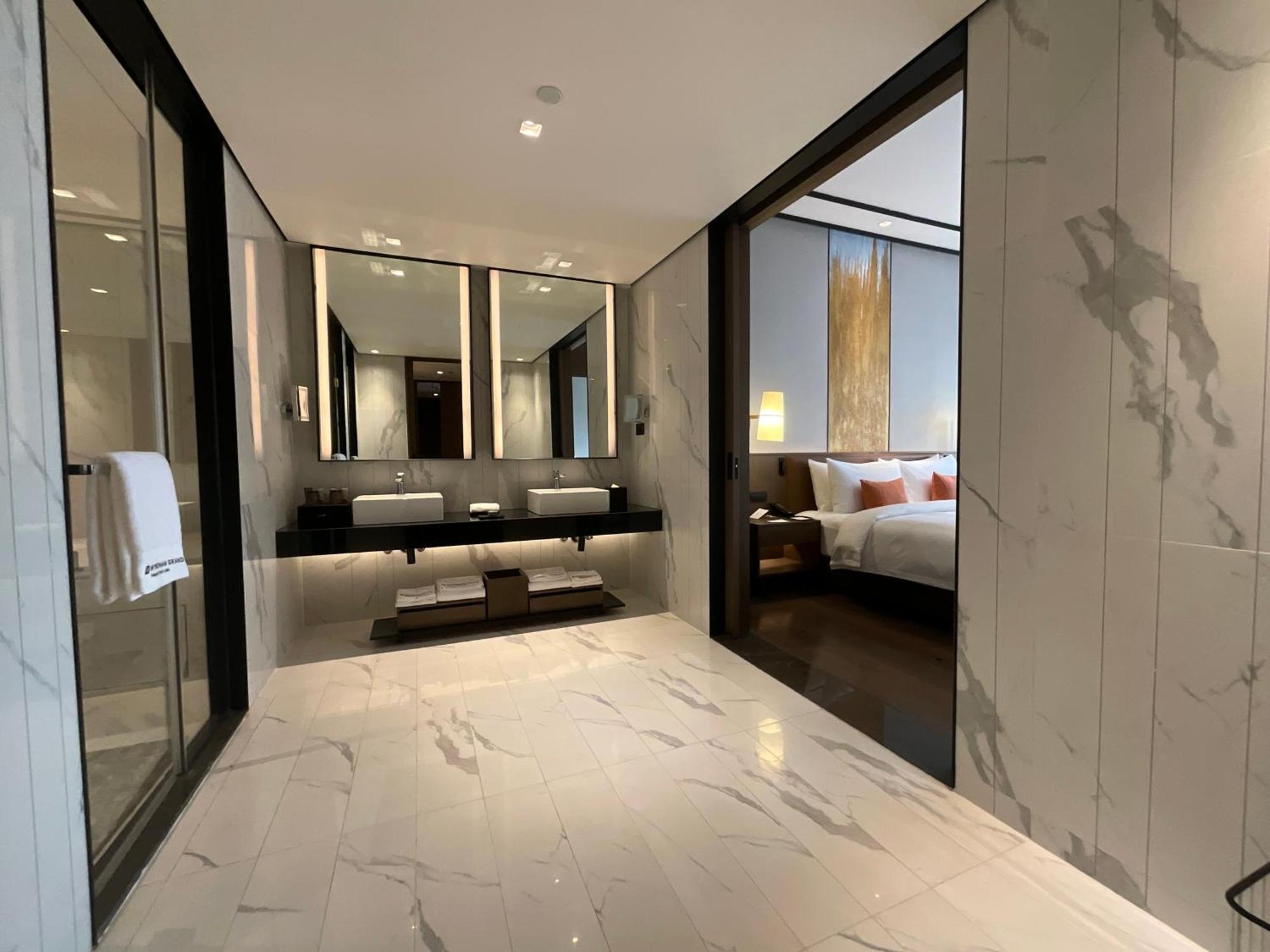 Wyndham Grand Yangon Hotel Екстериор снимка